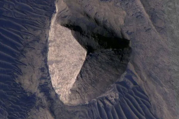 Formação em Marte impressiona por semelhança com pirâmide, mas tem origem natural (Imagem: NASA/JPL-Caltech/UArizona)