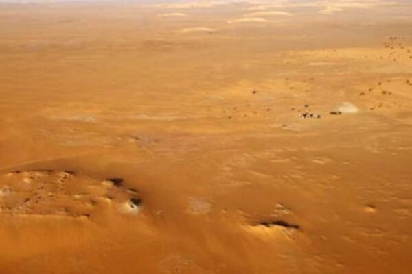 Vista aérea de Gobero com paleodunas, acampamento, dunas recentes e escavações arqueológicas ativas (Imagem: Sereno et al., PLoS ONE 2008/ CC BY)