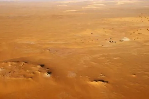 Vista aérea de Gobero com paleodunas, acampamento, dunas recentes e escavações arqueológicas ativas (Imagem: Sereno et al., PLoS ONE 2008/ CC BY)