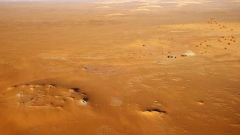 Vista aérea de Gobero com paleodunas, acampamento, dunas recentes e escavações arqueológicas ativas (Imagem: Sereno et al., PLoS ONE 2008/ CC BY)