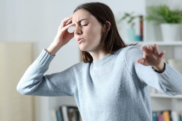 Reconhecer os sinais da síncope vasovagal evita quedas e traumas. (Foto: Getty Images via Canva)