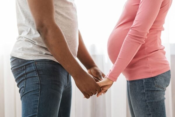 Pais podem sentir sintomas físicos da gravidez da parceira. (Foto: Pocstock via Canva)