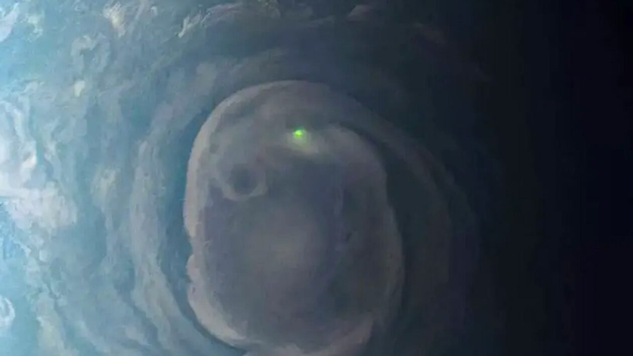 Juno captou o brilho de um raio em vórtice perto do polo norte de Júpiter (Imagem: NASA/JPL-Caltech/SwRI/MSSS. Processamento de imagem por Kevin M. Gill/ CC BY)