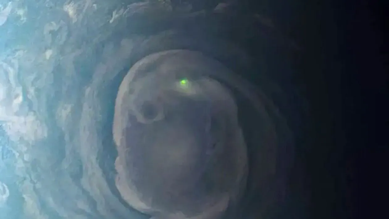 Juno captou o brilho de um raio em vórtice perto do polo norte de Júpiter (Imagem: NASA/JPL-Caltech/SwRI/MSSS. Processamento de imagem por Kevin M. Gill/ CC BY)