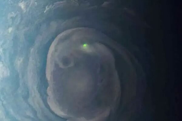 Juno captou o brilho de um raio em vórtice perto do polo norte de Júpiter (Imagem: NASA/JPL-Caltech/SwRI/MSSS. Processamento de imagem por Kevin M. Gill/ CC BY)