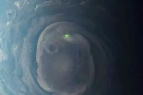 Juno captou o brilho de um raio em vórtice perto do polo norte de Júpiter (Imagem: NASA/JPL-Caltech/SwRI/MSSS. Processamento de imagem por Kevin M. Gill/ CC BY)