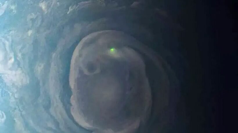Juno captou o brilho de um raio em vórtice perto do polo norte de Júpiter (Imagem: NASA/JPL-Caltech/SwRI/MSSS. Processamento de imagem por Kevin M. Gill/ CC BY)
