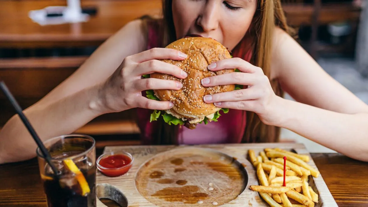 Alimentos ultraprocessados podem reduzir a fertilidade feminina. (Foto: Getty Images via Canva)