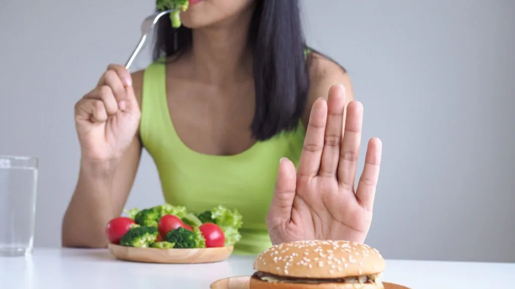Frutas, verduras e proteínas naturais fortalecem a fertilidade. (Foto: Shisuka via Canva)