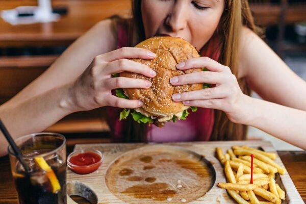 Alimentos ultraprocessados podem reduzir a fertilidade feminina. (Foto: Getty Images via Canva)