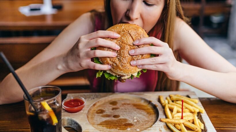 Alimentos ultraprocessados podem reduzir a fertilidade feminina. (Foto: Getty Images via Canva)