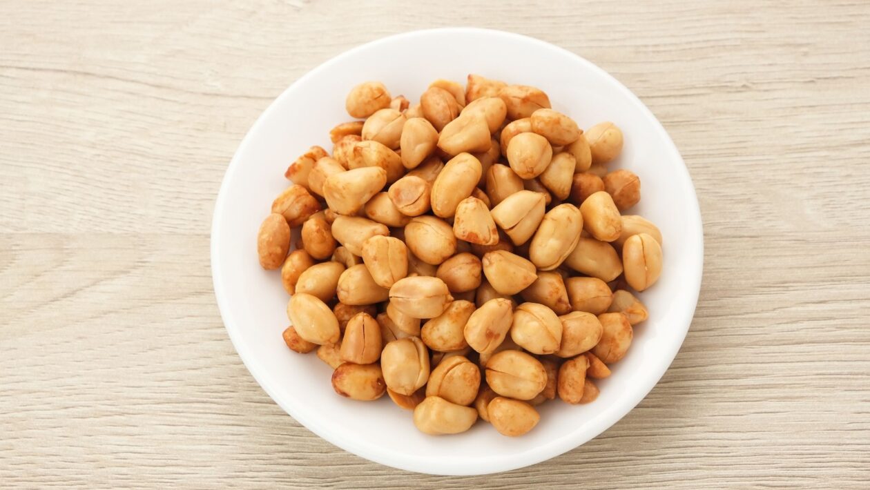 Amendoim une proteína e gorduras saudáveis. (Foto: Getty Images via Canva)