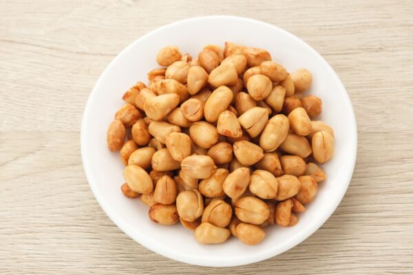 Amendoim une proteína e gorduras saudáveis. (Foto: Getty Images via Canva)