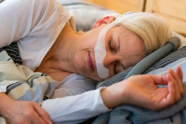 Estudo testa pílula que pode reduzir apneia do sono. (Foto: Getty Images via Canva)