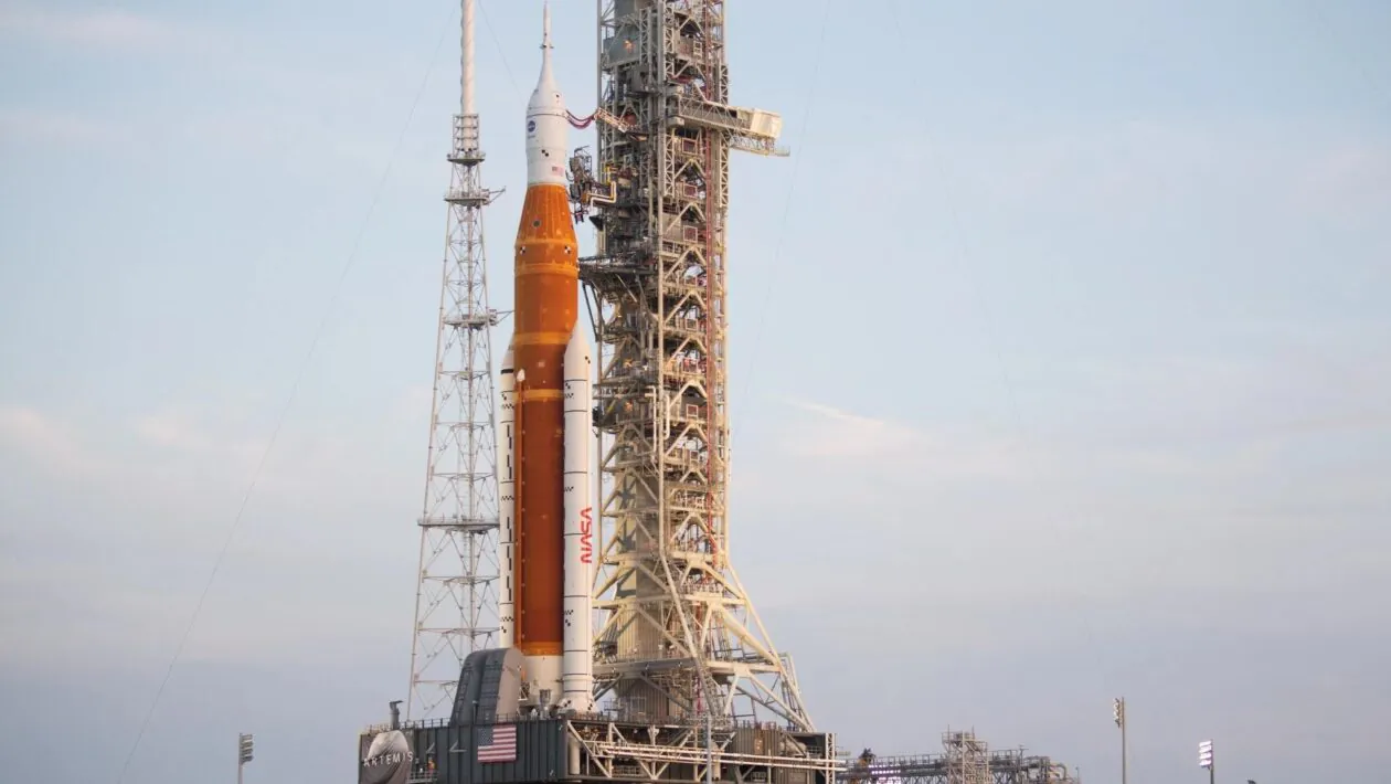 Foguete SLS com Orion é levado à plataforma para testes iniciais do programa Artemis (Imagem: NASA/Joel Kowsky)