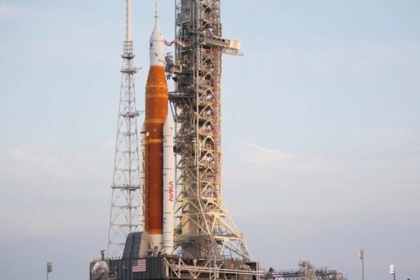 Foguete SLS com Orion é levado à plataforma para testes iniciais do programa Artemis (Imagem: NASA/Joel Kowsky)