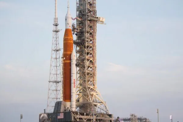 Foguete SLS com Orion é levado à plataforma para testes iniciais do programa Artemis (Imagem: NASA/Joel Kowsky)