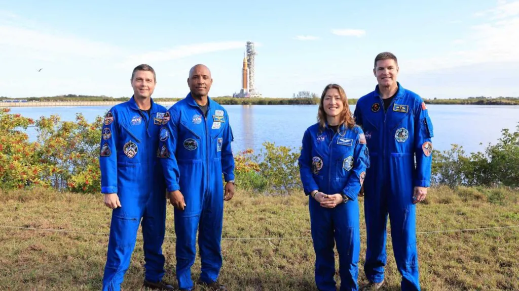 Tripulação da Artemis II posa durante preparação do foguete antes de missão lunar prevista para abril (Imagem: NASA/Kim Shiflett)