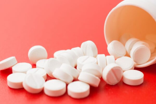 Estudo questiona aspirina na prevenção do câncer intestinal. (Foto: Getty Images via Canva)