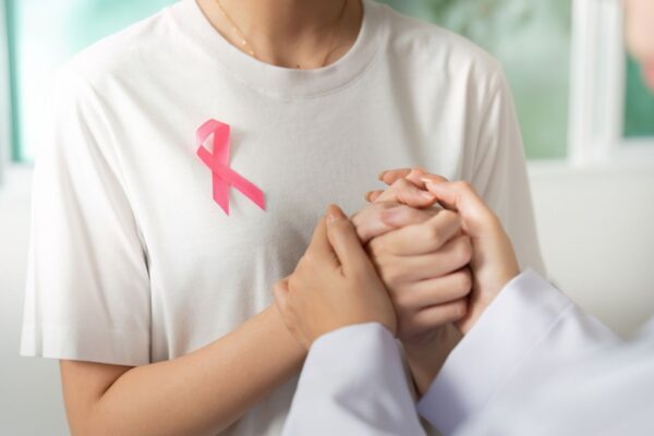 Mortalidade por câncer de mama cresce em países pobres. (Foto: Wichayada Suwannachun's Images via Canva)