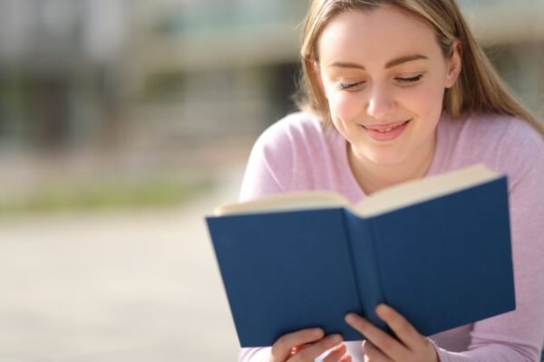 Leitura diária traz benefícios para o cérebro, emoção e aprendizado. (Foto: Getty via Canva)