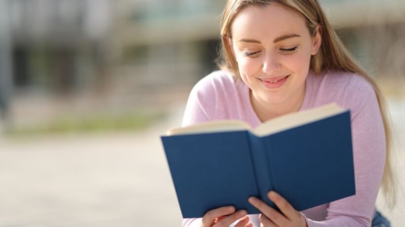 Leitura diária traz benefícios para o cérebro, emoção e aprendizado. (Foto: Getty via Canva)