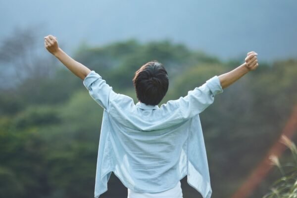Pausas na natureza melhoram foco e bem-estar. (Foto: Aflo via Canva)