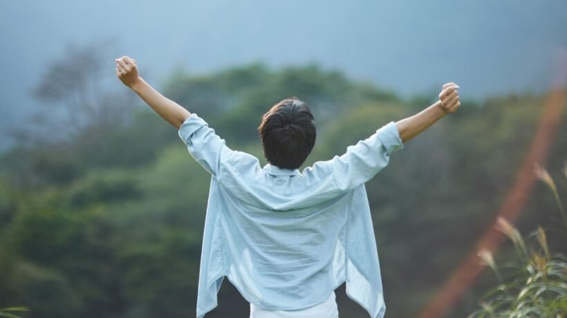 Pausas na natureza melhoram foco e bem-estar. (Foto: Aflo via Canva)
