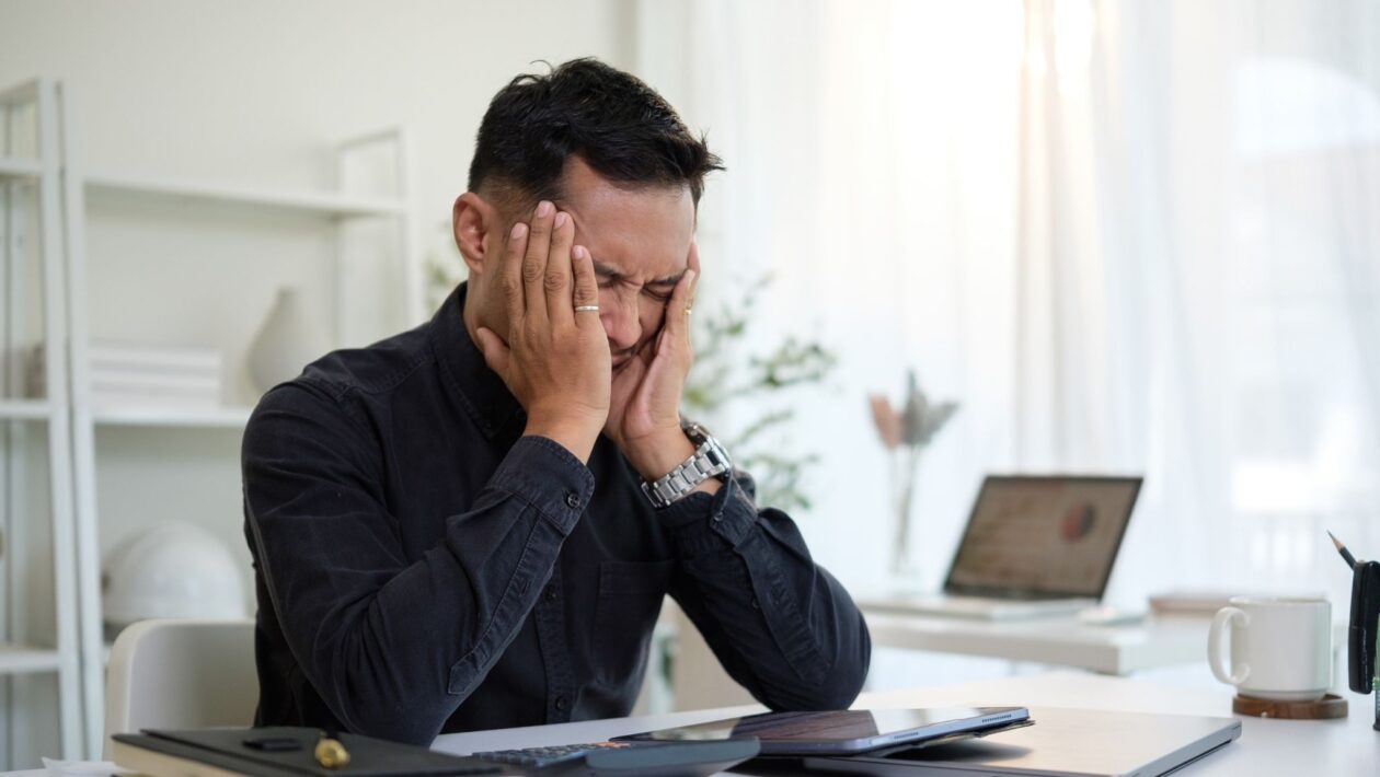 Esgotamento no trabalho exige atenção à saúde mental. (Foto: Wattanaracha via Canva)