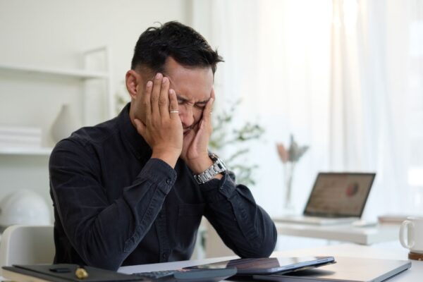 Esgotamento no trabalho exige atenção à saúde mental. (Foto: Wattanaracha via Canva)