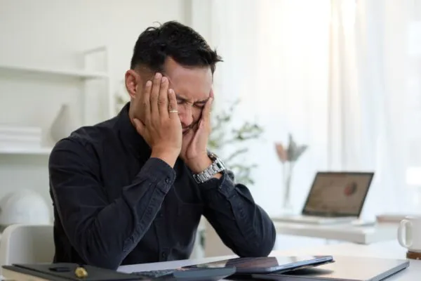 Esgotamento no trabalho exige atenção à saúde mental. (Foto: Wattanaracha via Canva)