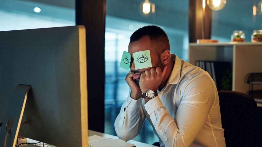 Burnout afeta desempenho e bem-estar emocional. (Foto: Getty Images via Canva)