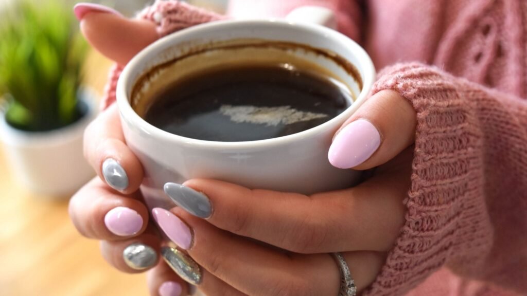 Sono leve pode ser culpa do café após o almoço. (Foto: Pixabay via Canva)