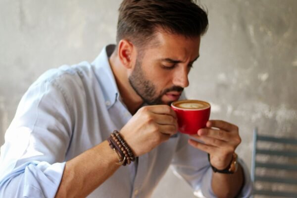 Café à tarde pode prejudicar seu sono profundo. (Foto: Getty Images via Canva)