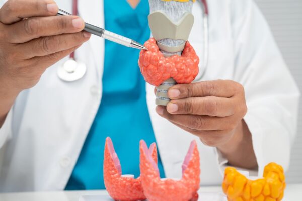 Estudo aponta aumento de câncer de tireoide em jovens. (Foto: Pamai's Images via Canva)