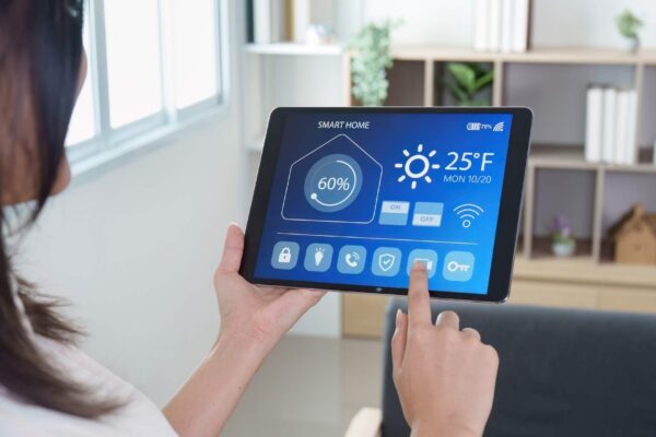 Mais conforto e controle com poucos dispositivos (Imagem: WICHAYADA SUWANNACHUN's Images via Canva)
