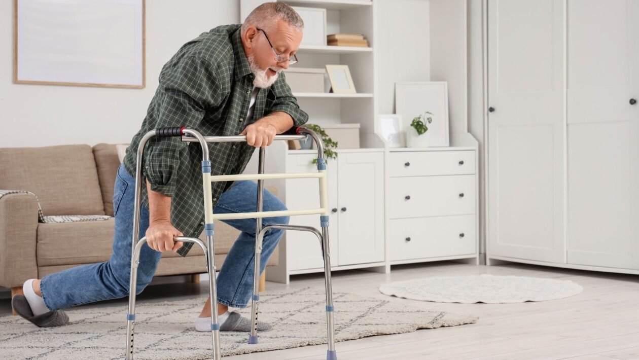 Equilíbrio piora com mudanças no cérebro. ( Foto: Pixelshot via Canva)