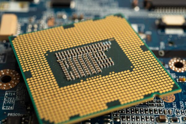 Cientistas enxergam falhas microscópicas em transistores de chips modernos (Imagem: Sasirin pamai's Images via Canva)