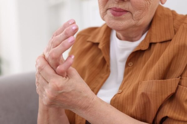 Hormônios influenciam a imunidade feminina. (Foto: Africa Images via Canva)