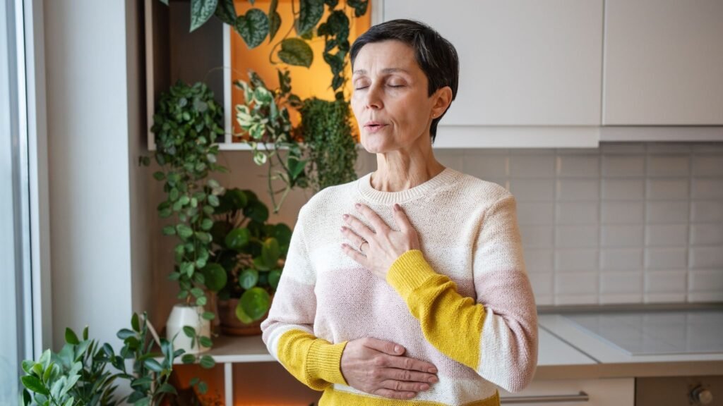 Sequelas persistem mesmo após casos leves. (Foto: Dimaberlinphotos via Canva)