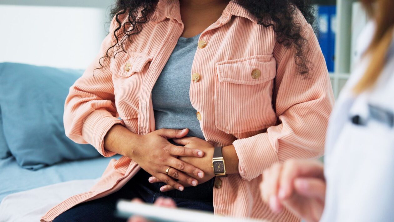 Endometriose pode elevar risco de doenças cardíacas. (Foto: YuriArcurs via Canva)