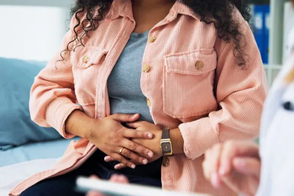 Endometriose pode elevar risco de doenças cardíacas. (Foto: YuriArcurs via Canva)