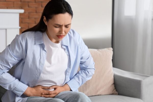 Dor intensa na menstruação pode indicar endometriose. (Foto: Pixelshot via Canva)