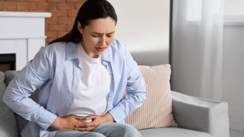 Dor intensa na menstruação pode indicar endometriose. (Foto: Pixelshot via Canva)