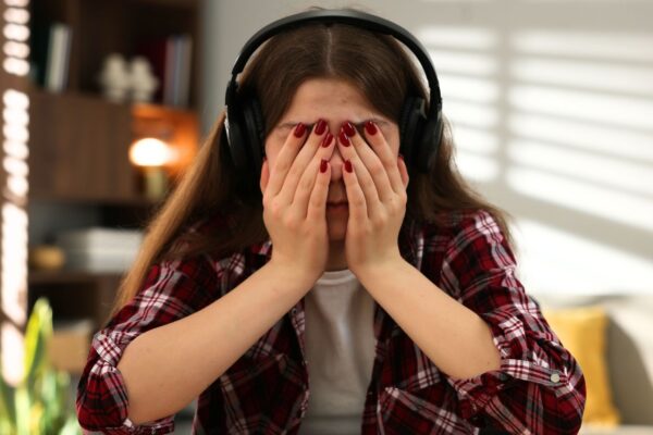 Traumas juvenis alteram equilíbrio de neurônios no córtex. (Foto: Africa Images via Canva)