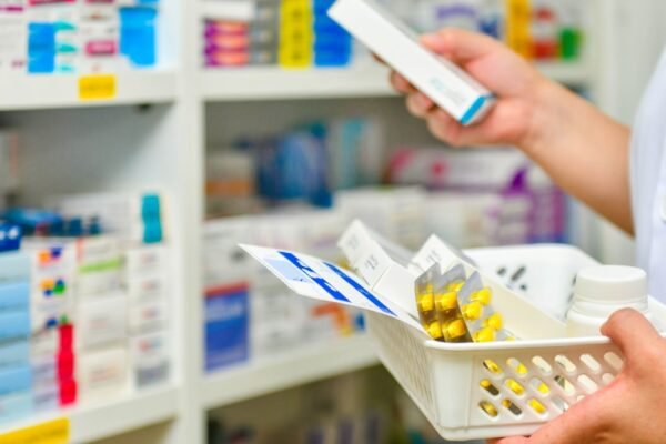 Farmácias em mercados exigem controle rigoroso. (Foto: Getty Images via Canva)