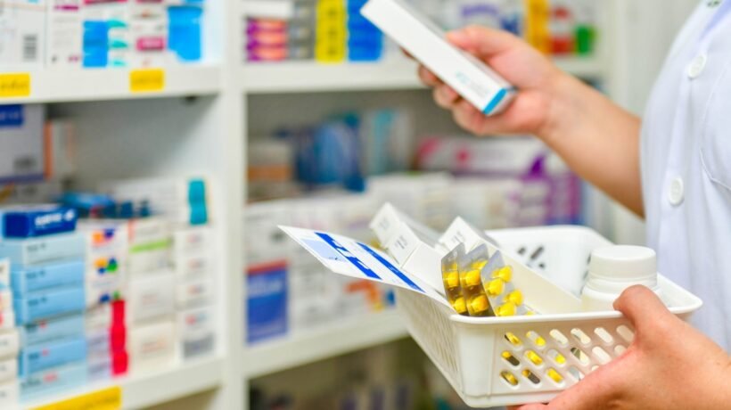 Farmácias em mercados exigem controle rigoroso. (Foto: Getty Images via Canva)