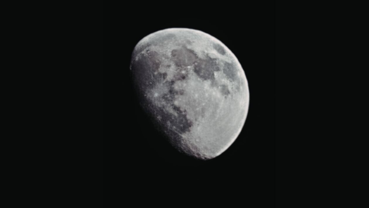 Lua Nova domina o céu e inicia um novo ciclo lunar (Imagem: Dabija's Images via Canva)