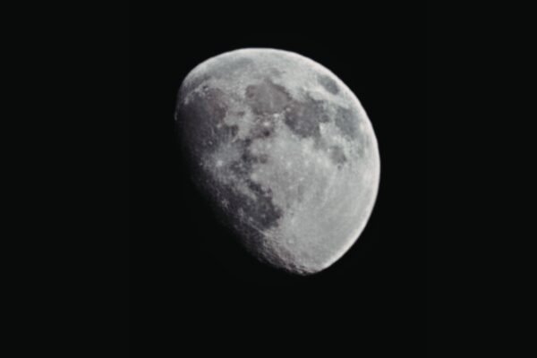 Lua Nova domina o céu e inicia um novo ciclo lunar (Imagem: Dabija's Images via Canva)