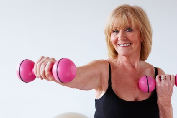 Força após os 60 aumenta a longevidade. (Foto: Getty Images via Canva)